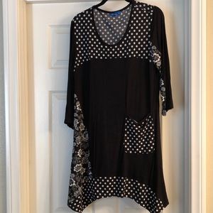 Black and White Tunic Top EUC